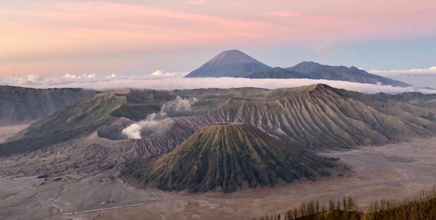 Lever de soleil en juillet 2019 sur l’un des volcans actifs d’Indonésie, le Bromo, ou « Gunung Bromo », situé dans l’est de Java. Il culmine à 2329 mètre d’altitude et son cratère mesure 800 mètres de diamètre et 200 mètres de profondeur. ©Florence Heimburger