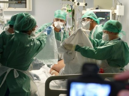 Le Dr Benjamin Clouzeau (au centre) et ses collègues soignants de bloc opératoire s'occupent d'un patient "Covid-19 +" en réanimation au CHU de Bordeaux. ©Florence Heimburger/Curieux.Live